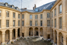  Façade du centre Panthéon